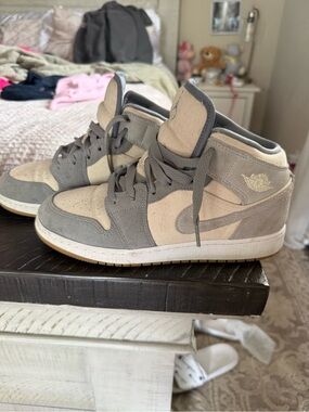 Jordan Low-Top Sneakers in Gray and Blue